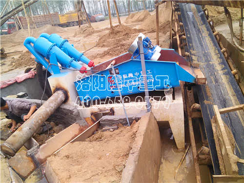 細(xì)砂回收機(jī)工作現(xiàn)場